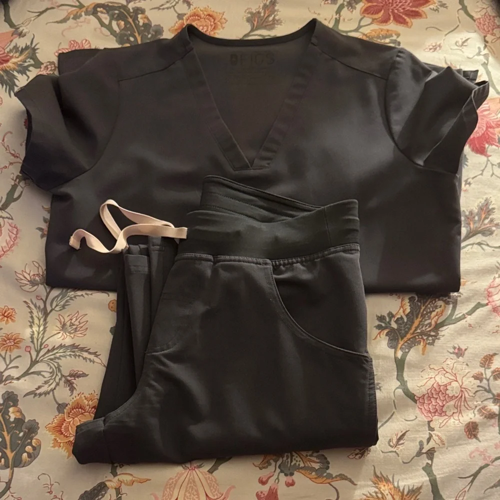Figs Charcoal Gray Scrub Set - Picture 1 of 1